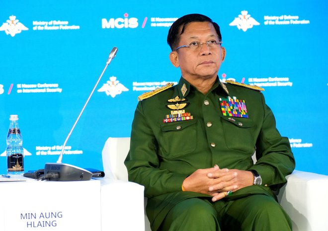 Hunta in njen glavni poveljnik Min Aung Hlaing toneta v čedalje večjo izolacijo. FOTO:&nbsp;Alexander Zemlianichenko/Reuters
