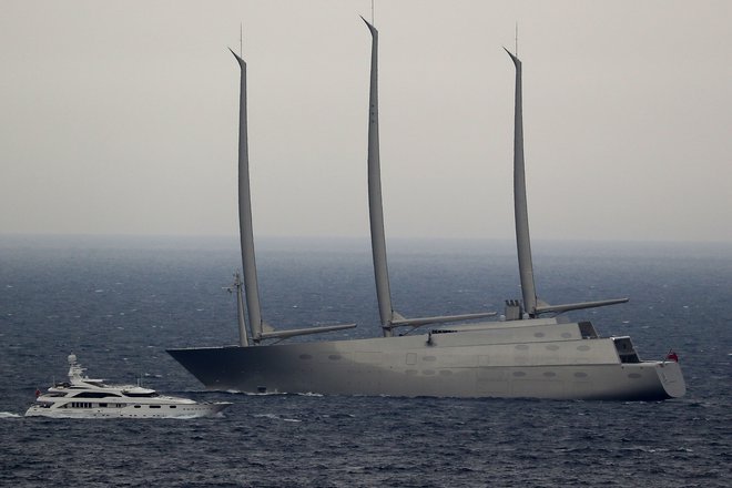 TOPSHOT - The super sailboat A the largest sailing yacht in the world of Russian billionaire Andrei Melnichenko sails in front of Monaco during the GP formula one, on May 27, 2018./AFP PHOTO/VALERY HACHE Foto Valery Hache Afp
