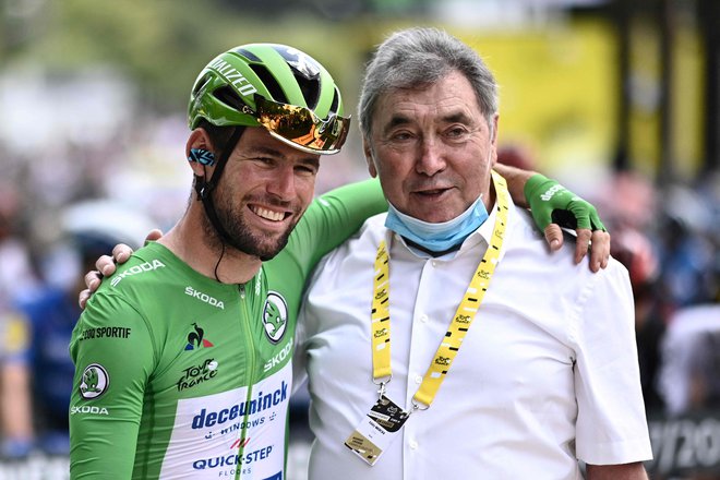 Mark Cavendish z Eddyjem Merckxom pred štartom&nbsp;19. etape letošnje dirke po Franciji v Mourenxu. FOTO: Anne-Christine Poujoulat/AFP
