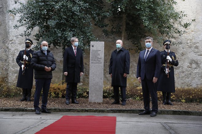 Premiera Janez Janša in njegov kolega Andrej Plenković sta odkrila spominsko ploščo, ki bo ohranjalo spomin na dvostranska srečanja in sodelovanje. FOTO: Leon Vidic/Delo
