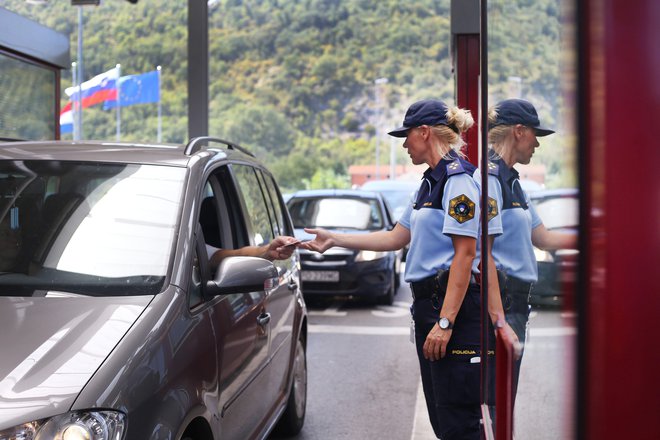 Potovanja po EU med pandemijo naj bi po novem slonela bolj na &shy;položaju posameznika, ne toliko na epidemičnem zemljevidu. FOTO: Leon Vidic/Delo
