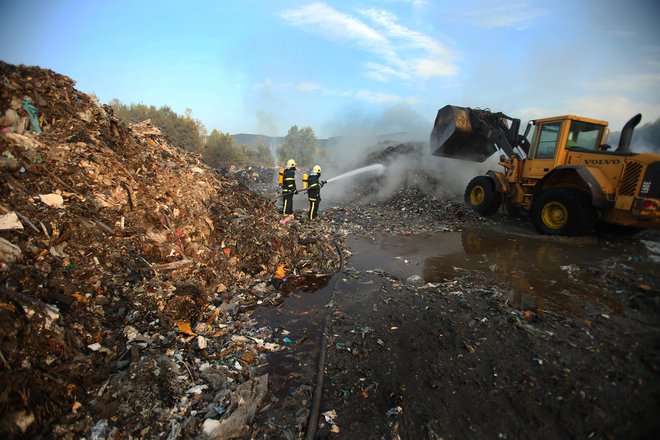 Gašenje tleče mase plastičnih odpadkov, lesenih sekancev in drugih snovi v podjetju Ekosistemi v Zalogu pri Novem mestu, 23.julija 2017. FOTO: Jure Eržen/Delo
