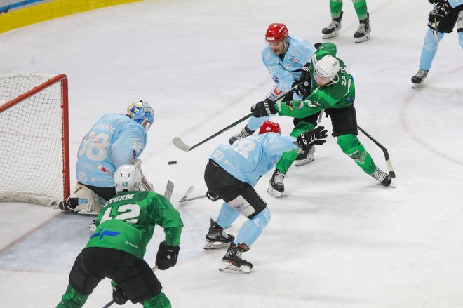 Zadnji derbi med Olimpijo in Jesenicami je zaznamovalo tudi dogajanje ob ledu. FOTO: Voranc Vogel/Delo
