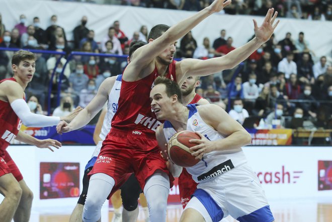 Klemen Prepelič je imel tokrat težave s hrvaško obrambo. FOTO: Jože Suhadolnik/Delo
