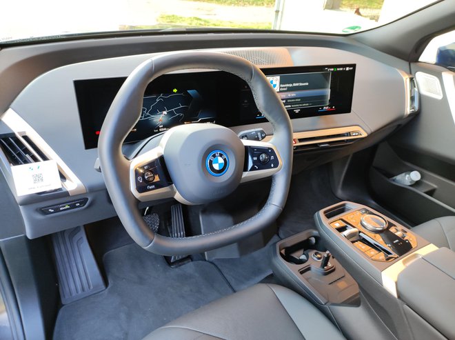 BMW iX so zasnovali z mislijo na udobje v notranjosti, kjer navduši tako z uporabljenimi materiali kot dobro zvočno kuliso.

FOTO: Boštjan Okorn
