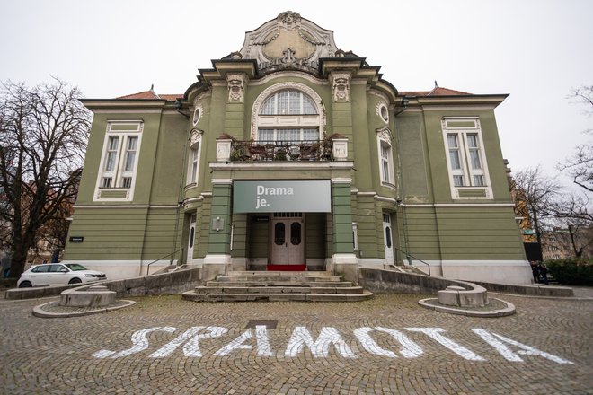 Povedni napis pred osrednjim slovenskim gledališčem bi se lahko nanašal tudi na stanje, v katerem je SNG Drama. FOTO: Črt Piksi/Delo
