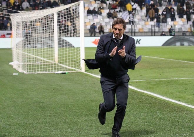 Antonio Conte je pred drugim polčasom poskušal dvigniti razpoloženje med gostujočimi navijači. FOTO: Srdjan Živulović/Reuters
