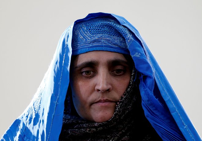 Leta 2016 je Šarbat Gula po deportaciji iz Pakistana dobila stanovanje v Kabulu. FOTO: Stringer Reuters
