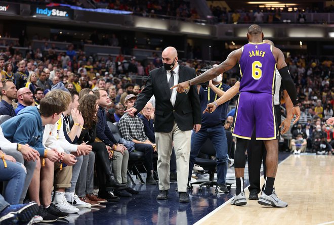 LeBron James kaže na par, ki si je na tekmi v Indianapolisu dovolil občutno preveč. FOTO: Andy Lyons/AFP
