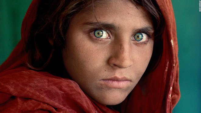 Legendarna fotografija z naslovnice revije National Geographic leta 1985. FOTO: Steve McCurry/Wikimedia Commons
