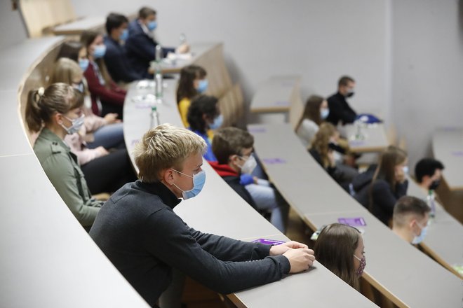 Številni tuji študenti še vedno čakajo, da se postopki v zvezi z vizumi končajo. FOTO: Leon Vidic/Delo
