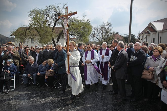 Odprtje spomenika med vojno pobitim domobrancem v Grahovem, ki se ga je udeležil tudi Janez Janša. FOTO:&nbsp;Jure Eržen/Delo
