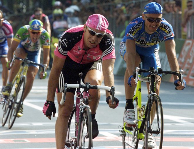 Uroš Murn (desno) je leta 2001 na etapi Gira, ki se je začela na Bledu in končala v Gorici, zasedel 3. mesto. FOTO: Reuters
