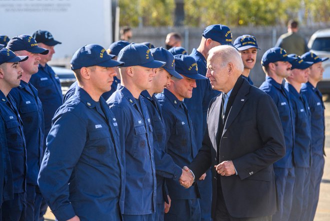 Predsednik Biden je s postaje obalne straže v Nantucketu pozdravil doma in v tujini nastanjene ameriške vojake, kritiki pa so spomnili na poletni kaotični umik iz Afganistana. Foto Mandel Ngan/AFP
