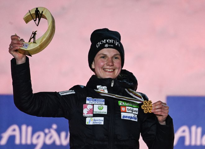 Smučarska skakalka Ema Klinec je v olimpijsko sezono vstopila v imenitni formi. V Rusiji je bila najprej druga, danes pa še zmagovalka. FOTO: Christof Stache/AFP
