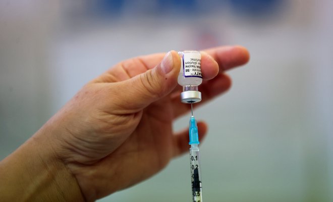 V Bosni in Hercegovini so morali zaradi pretečenega roka uporabe zavreči cepivo proti covidu-19. FOTO: Carl Recine/Reuters
