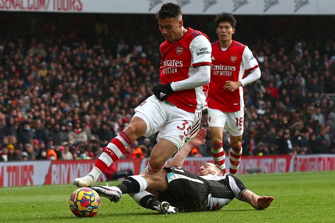 Arsenal se je po treh zaporednih porazih na začetku sezone že zavihtel do 5. mesta v angleškem nogometnem prvenstvu. Brazilec Gabriel Martinelli je drugi gol zabil le dve minute po vstopu v igro. FOTO: Adrian Dennis/AFP
