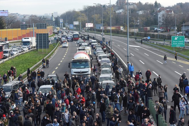 Protestniki so med drugim zavzeli tudi avtocesto Beograd-Niš. FOTO: Zorana Jevtić/Reuters
