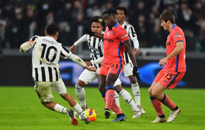 Juventus je bil v dnevu zoprne preiskave nemočen proti Atalanti, za katero je gol za zmago zabil Duvan Zapata (na fotografiji z žogo).&nbsp;FOTO:&nbsp;Massimo Pinca/Reuters
