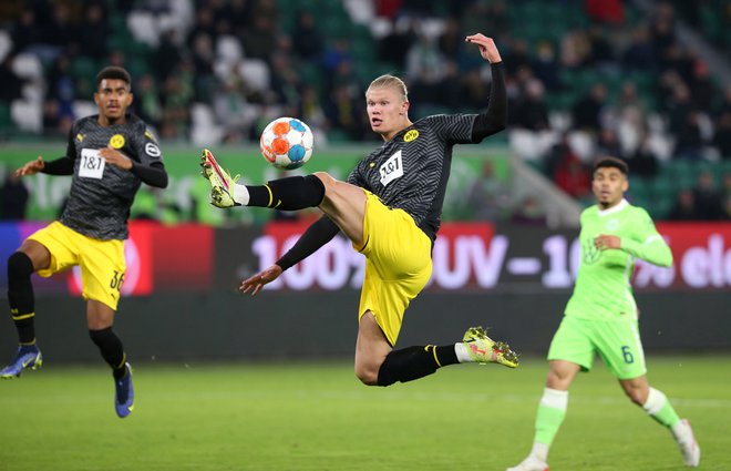 Po daljši odsotnosti se je vrnil Erling Haaland, norveški dragulj Borussie Dortmund,&nbsp;in se v Wolfsburgu takoj vpisal med strelce. FOTO:&nbsp;Kathrin Müller/Reuters
