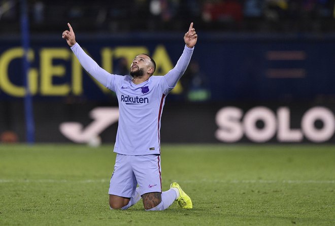 Barcelonin Nizozemec Memphis Depay se je takole razveselil gola in nato pomembne zmage.&nbsp;FOTO:&nbsp;Pablo Morano/Reuters
