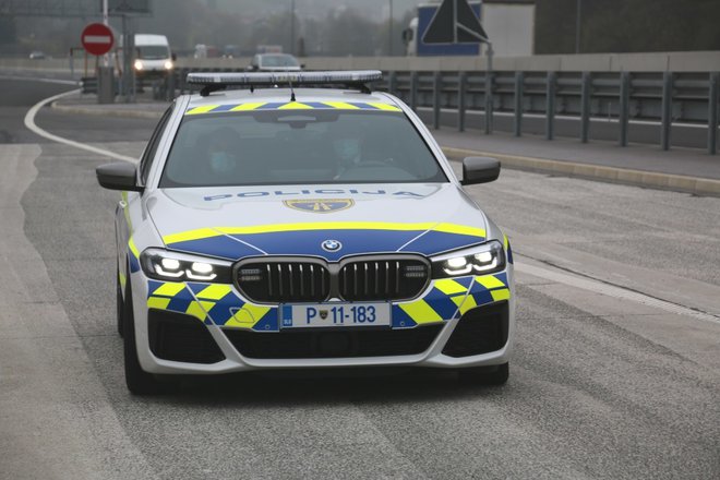 Po prvih podatkih je 52-letna voznica, ki je vozila v smeri proti Celju, trčila v odbojno ograjo in nato izstopila iz vozila. Fotografija je simbolična. FOTO: Slovenska policija
