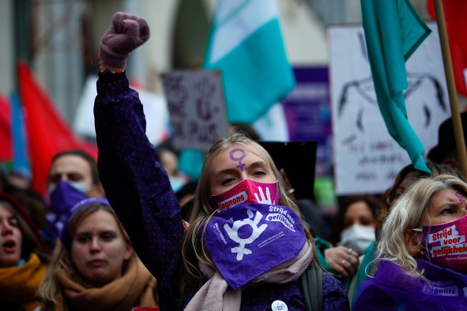 V Bruslju so demonstracije del vsakdana. Pred tednom dni so demonstrirali nasprotniki ukrepov za zajezitev covida-19. Čez teden so prometnice blokirali nezadovoljni vozniki Uberja. Danes so potekali protesti proti neenakosti, nasilju in spolnemu nadlegovanju žensk. FOTO: Johanna Geron/Reuters
