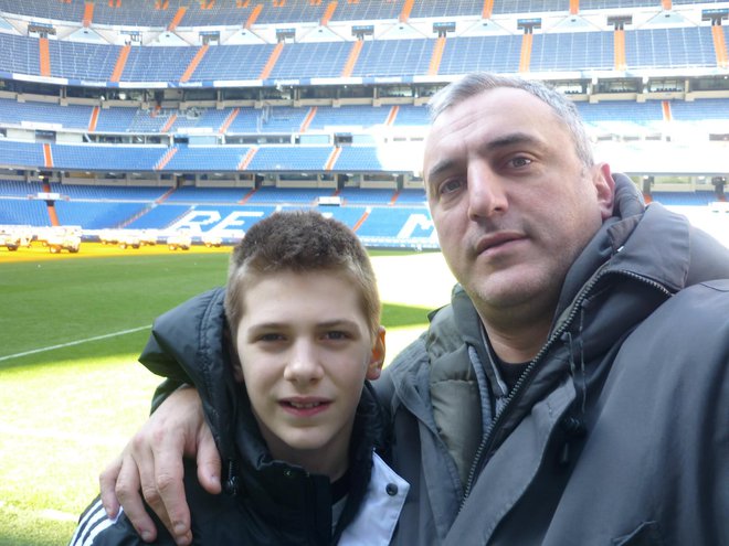 Oče in sin na štadionu madridskega Reala, kjer je bil Luka kot član košarkarske ekipe nato več let stalni gost.&nbsp;FOTO: Facebook
