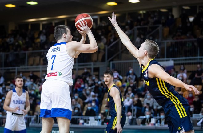 Klemen Prepelič je spravljal v obup obrambo švedske reprezentance. FOTO: FIBA
