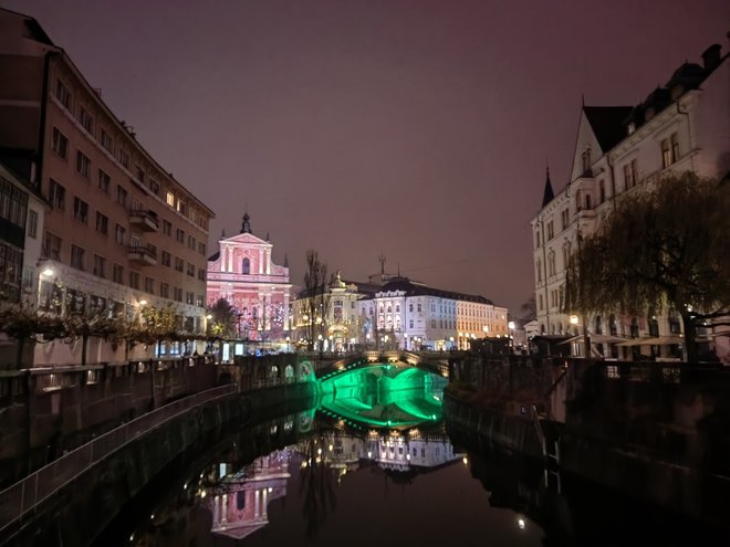 V naslednjih dneh se bodo prižigale novoletne lučke v številnih mestih po vsej Sloveniji.FOTO: Huawei
