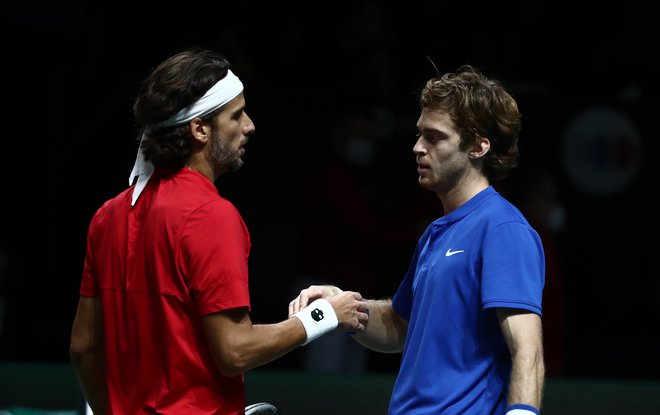 Pozdrav Rubljova in Lopeza po koncu obračuna v dvojicah v dvorani Madrid Arena. FOTO: Sergio Perez/Reuters
