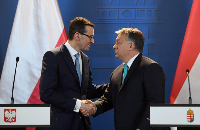 Madžarski in poljski premier, Viktor Orbán in Mateusz Morawiecki, sta v bitki proti postopkom glede kršitev temeljnih vrednot EU tesna zaveznika. FOTO: Attila Kisbenedek/AFP
