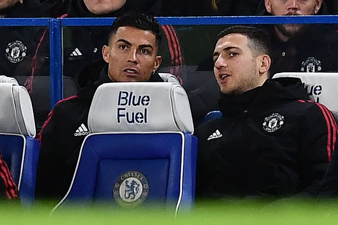 Ronaldu je družbo na klopi Stamford Bridgea delal Diogo Dalot. FOTO: Ben Stansall/AFP
