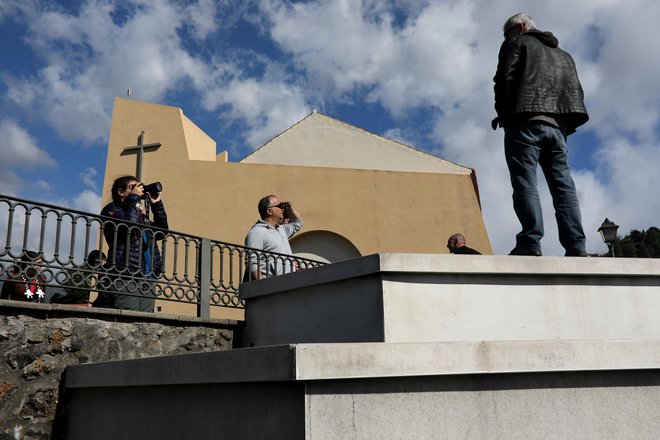 Mehiško restavracijo v mestecu El Paso že več tednov oblegajo turisti z vsega sveta, ker je od tod odličen razgled na bruhajoči vulkan. FOTO: Matjaž Krivic
