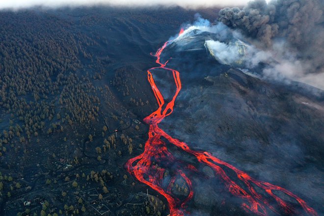 Potoki goste lave iz vulkana še vedno tečejo proti Atlantskemu oceanu in se s klifov zlivajo v morje. FOTO: Matjaž Krivic
