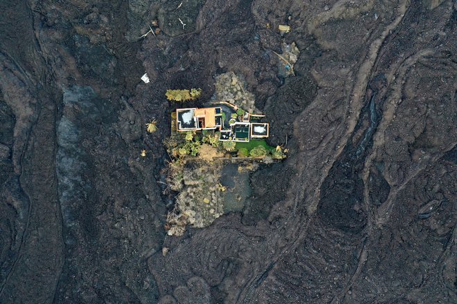 Na zahodu otoka, kamor močan veter nosi neskončne količine vulkanskega peska, je zdaj nemogoče živeti. FOTO: Matjaž Krivic
