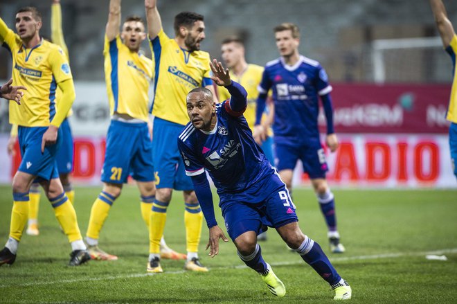 Marcos Tavares (na fotografiji) med proslavljanjem zadetka v dresu Maribora. Ni jih bilo malo ... FOTO: Jure Banfi
