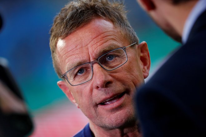 Kot trener je Rangnick (na fotografiji) nazadnje leta 2019 vodil Leipzig, kjer je sodeloval tudi z občasnim slovenskim reprezentantom Kevinom Kamplom. FOTO: Kai Pfaffenbach/Reuters
