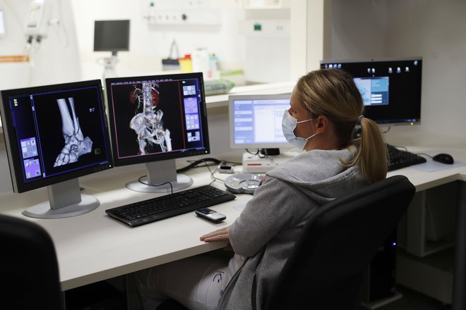 Najpogostejše storitve, ki jih uporabljajo zavarovanci dodatnega zdravstvenega zavarovanja, so tudi diagnostične preiskave (ultrazvok, rentgen, magnetna resonanca, računalniška tomografija). FOTO: Leon Vidic/Delo
