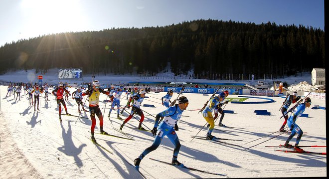 Biatlon je zelo nepredvidljiva smučarska panoga, kar je občutil tudi Rus Jevgenij Garaničev. FOTO: Matej Družnik/Delo
