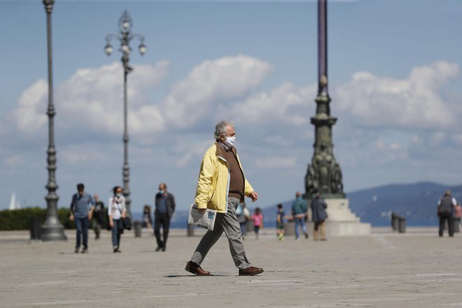 Tržačani so med prvimi v Italiji, za katere veljajo poostreni epidemiološki ukrepi. FOTO: Leon Vidic/Delo
