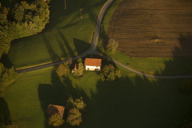 Zanimanje za zazidljiva zemljišča narašča. FOTO: Jure Eržen/Delo
