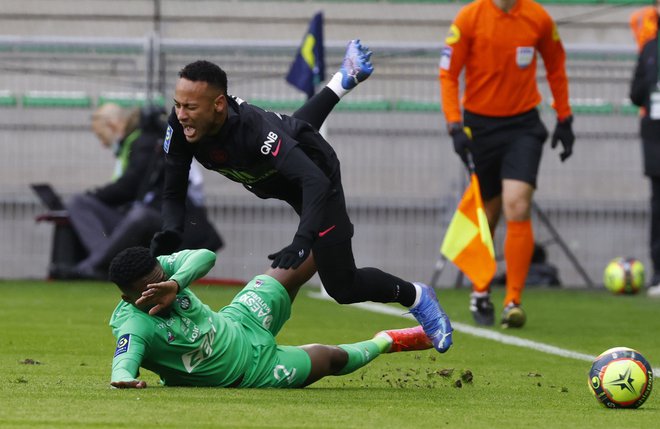 Neymar med omenjeno tekmo s Saint Etiennom. FOTO: Eric Gaillard/Reuters
