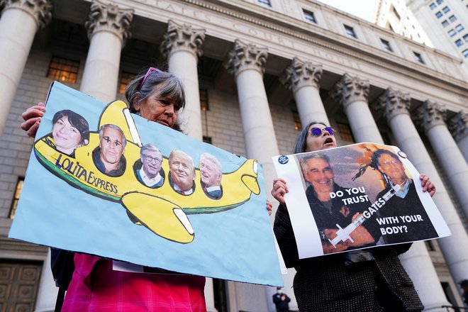 Pred sodiščem v New Yorku se je prvi dan odmevnega sojenja proti Ghislaine Maxwell zbralo več protestnikov. Foto: Carlo Allegri/Reuters
