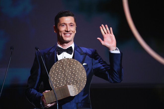 Robert Lewandowski je prejel nagrado za najboljšega napadalca. FOTO: Franck Fife/AFP
