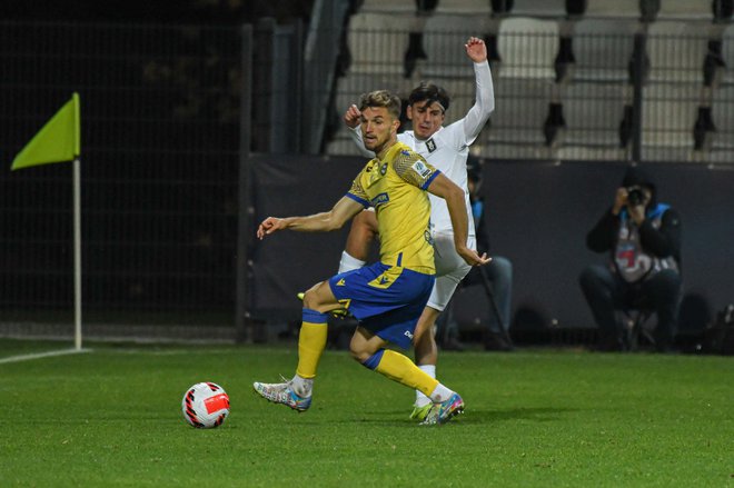 Žan Žužek je bil v jesenskem delu prvenstva eden najboljših mož v koprskem moštvu. FOTO: FC Koper/Facebook
