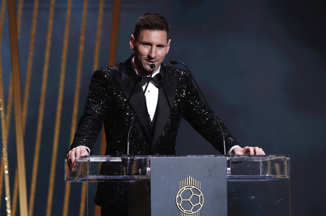Lionel Messi je bila v pariškem večeru nogometnih zvezdnikov veliki zmagovalec, a tud spoštljiv mož. FOTO: Benoit Tessier/Reuters
