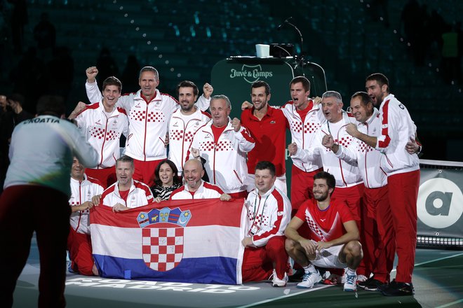 Dvakratni zmagovalci Davisovega pokala Hrvati so se veselili uvrstitve v polfinale, v katerem pa se bodo najbrž pomerili z veliko tekmico Srbijo z Novakom Đokoviće v glavni vlogi. FOTO: Guglielmo Mangiapane /Reuters
