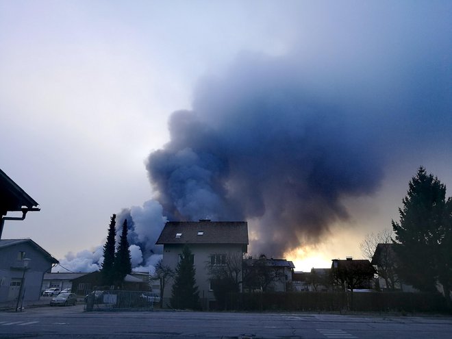 Požar v Vižmarjah. FOTO: Blaž Samec/Delo
