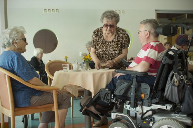 V domovih za starejše bi imeli več tehnoloških pripomočkov, vendar je to dodaten strošek. FOTO Jure Eržen/Delo
